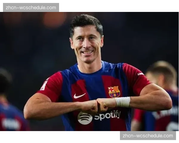 争议瞬间：巴萨对阵格拉纳达一役，莱万进球前疑似手球，VAR未介入