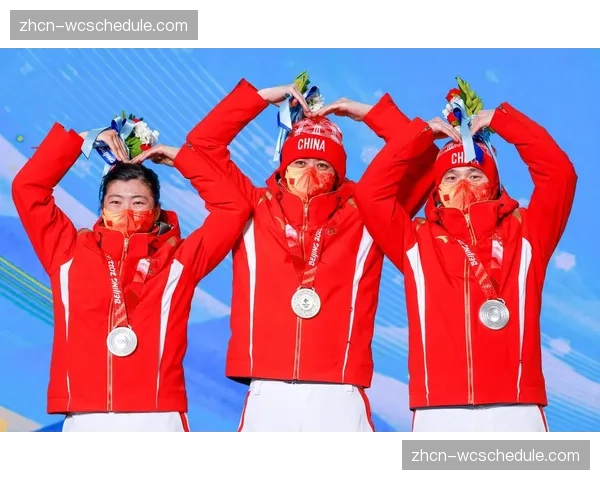 通讯:一场比赛,两代传承——老将指导新秀获胜后的拥抱 通讯:一场比赛,两代传承——老将指导新秀获胜后的拥抱