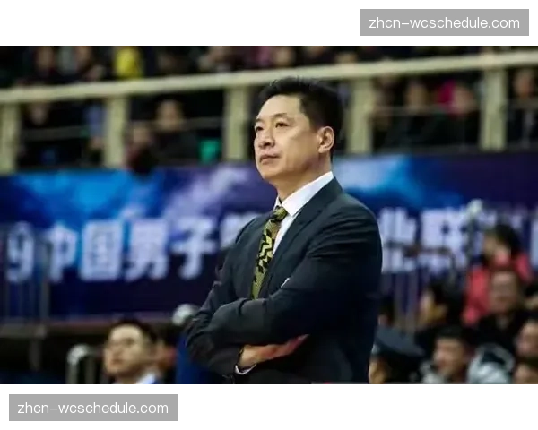 “杨鸣接受专访谈执教压力：成绩是唯一衡量标准，休赛期曾赴美学习”